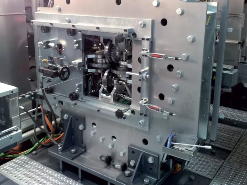 Stroj za valjanje profilov